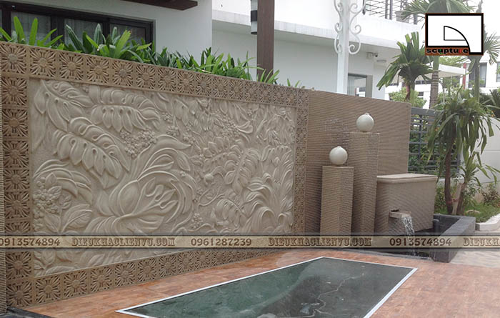 Tranh phù điêu hoa lá được tạo hình qua các kỹ thuật đắp nổi, khoét lõm